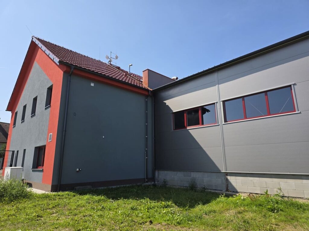 Hasičská zbrojnice Broumy - detail stěny a oken zvenku