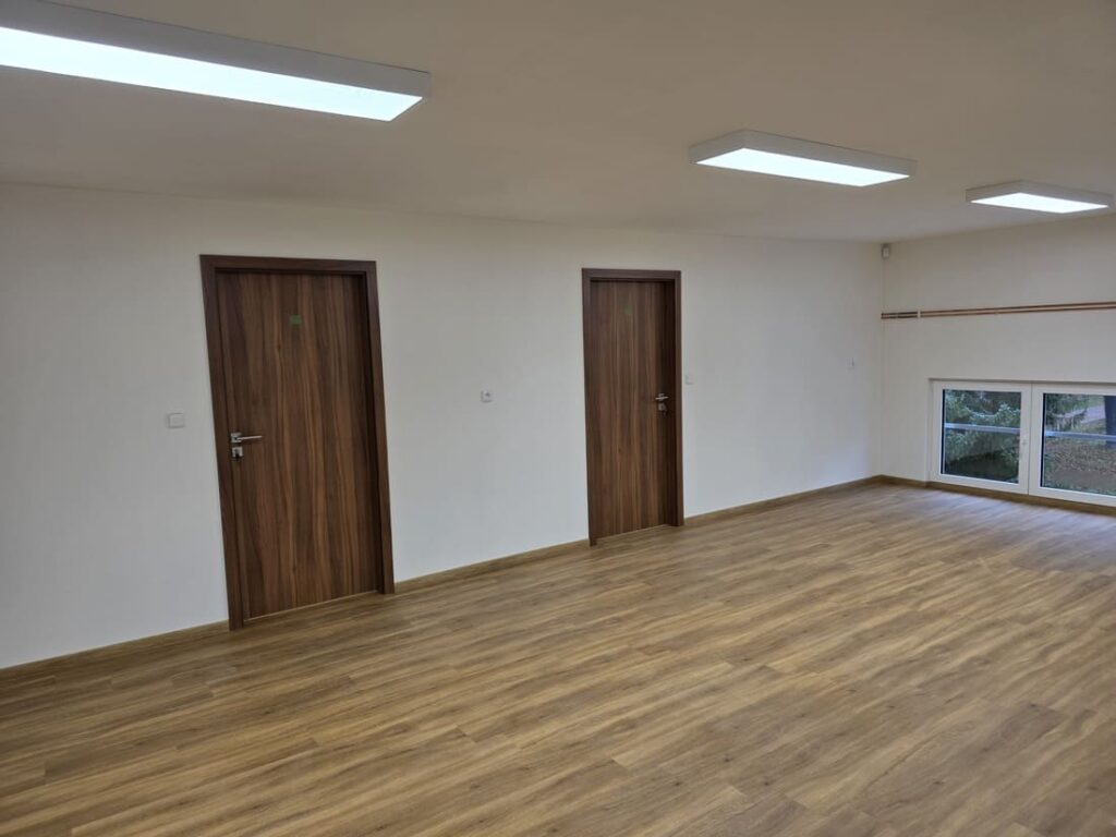 Učiliště Křivoklát - realizace - interiér - podlahy, dveře, světla