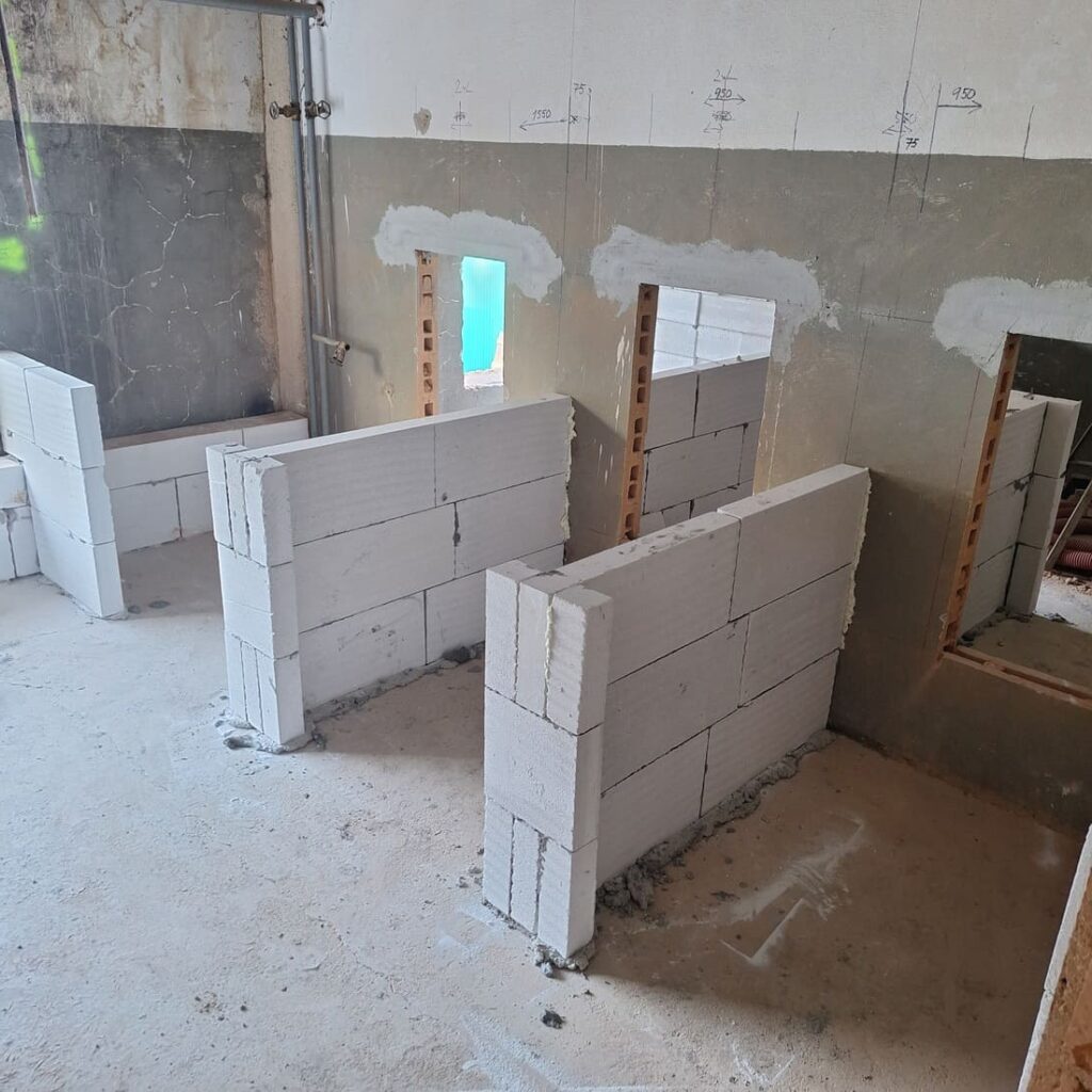 Učiliště Křivoklát - realizace - koupelny - hrubá stavba