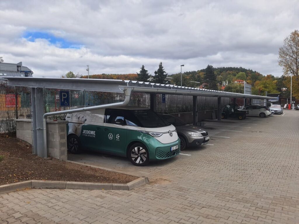 střecha nad parkovacími stáními