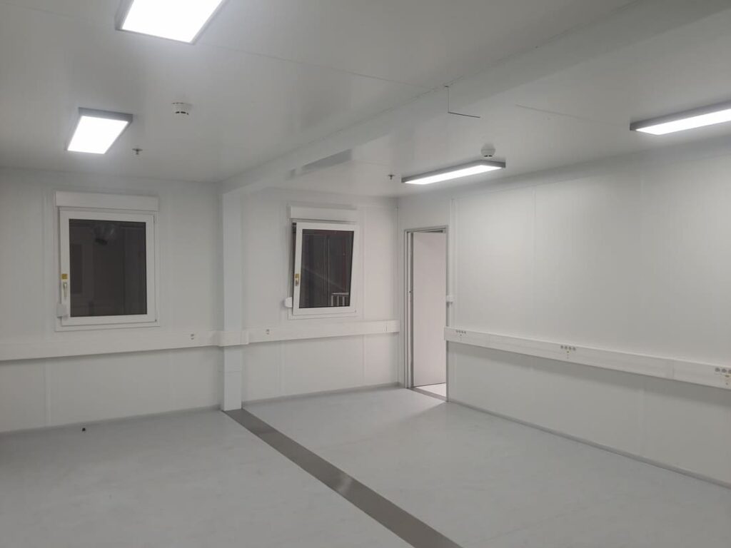 konstrukce na stropě výrobny