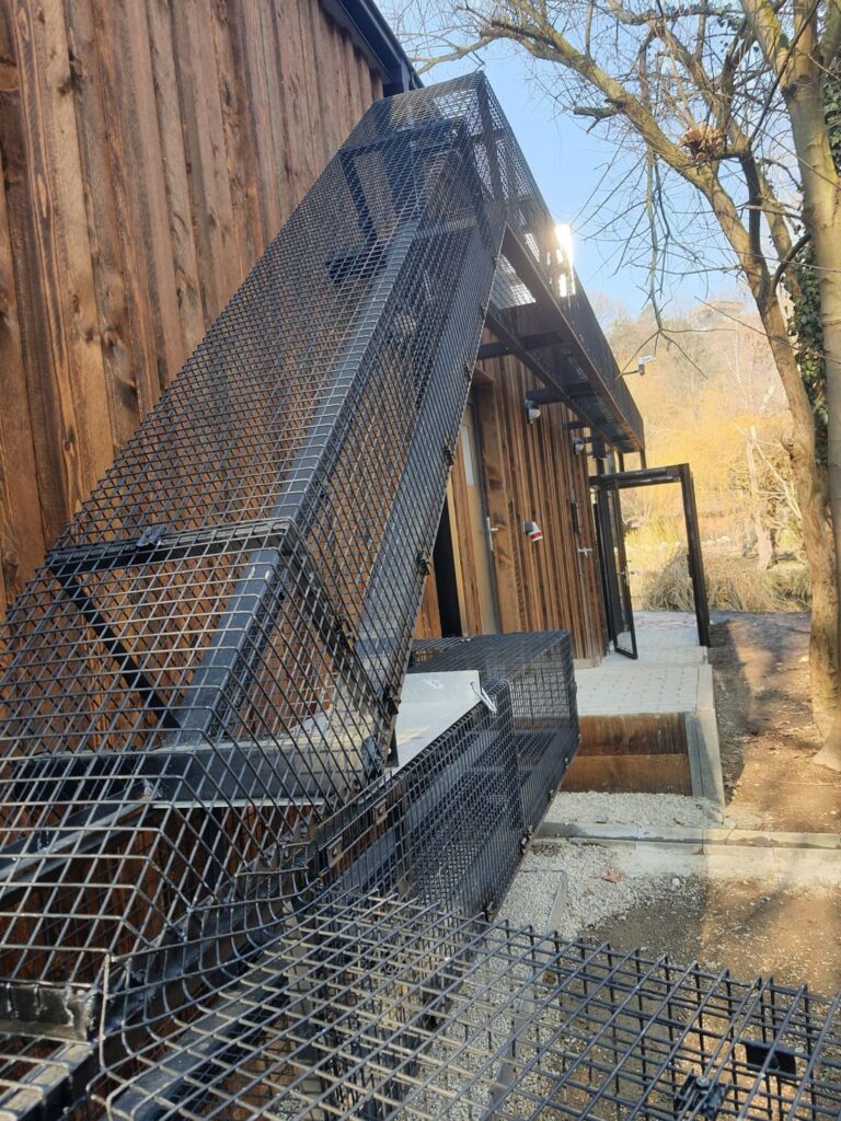 kovová konstrukce na lávce v zoo